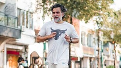 Rahasia Bugar Jeremy Thomas di Usia 55 Tahun: Kalau Makan Banyak, Besoknya Saya Bakar...