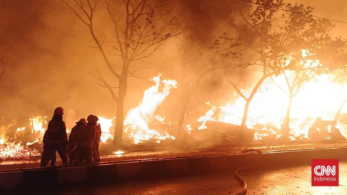 Kebakaran Hebat Landa Sukahaji, Belasan Jongko Kayu Dilalap Api