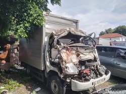 Mobil Boks Seruduk Truk Tronton di Tol Sragen, 2 Orang Tewas