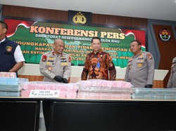 Penampakan Tumpukan Uang Rp 15,2 M Barang Bukti TPPU Bandar Narkoba Riau