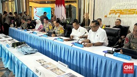 Detik-Detik Tersangka Ledakan SMA 72 Lepas Seragam dan Tenteng Senjata