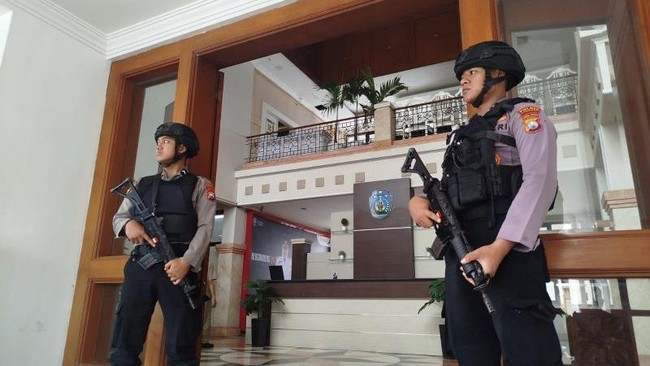 Tim penyidik Komisi Pemberantasan Korupsi (KPK) menggeledah ruang kerja Bupati Ponorogo, Jawa Timur, Selasa (11/11) siang.