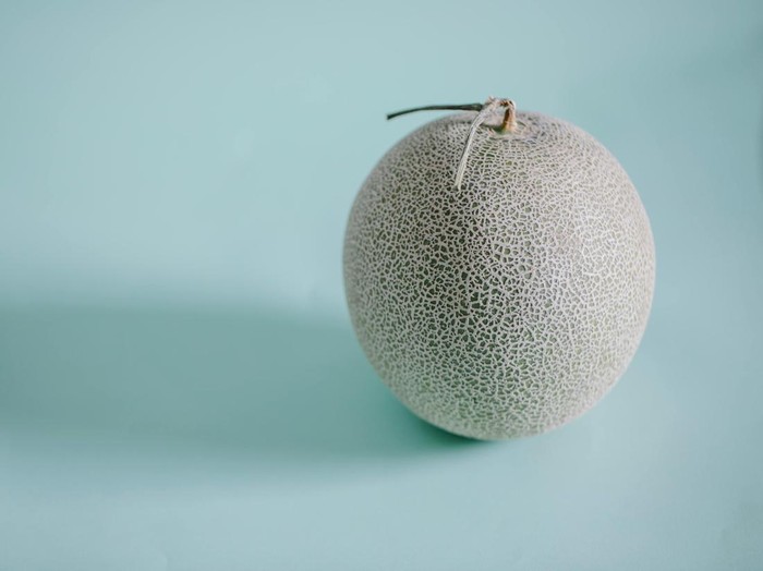 Untuk melon sendiri, meja dapur adalah tempat terbaik menyimpan buah tersebut hingga kamu memotongnya dan menyimpannya di lemari es.