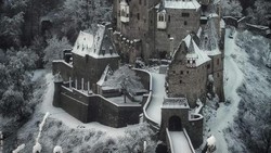 Menakjubkan! Istana Berusia 870 Tahun Ini Tetap Kokoh dan Ditinggali 33 Generasi