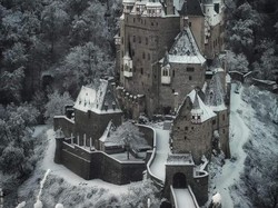 Menakjubkan! Istana Berusia 870 Tahun Ini Tetap Kokoh dan Ditinggali 33 Generasi