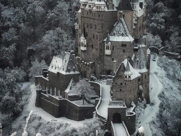 Menakjubkan! Istana Berusia 870 Tahun Ini Tetap Kokoh dan Ditinggali 33 Generasi