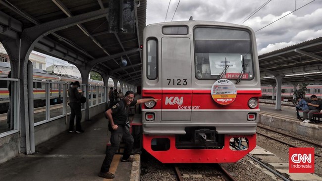 Warga memadati Stasiun Jakarta Kota untuk menyaksikan rangkaian KRL yang akan dipensiunkan. Jakarta. Selasa, 11 November 2025. (CNN Indonesia/Adhi Wicaksono)