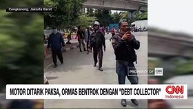 VIDEO: Motor Ditarik Paksa, Ormas Bentrok dengan Debt Collector