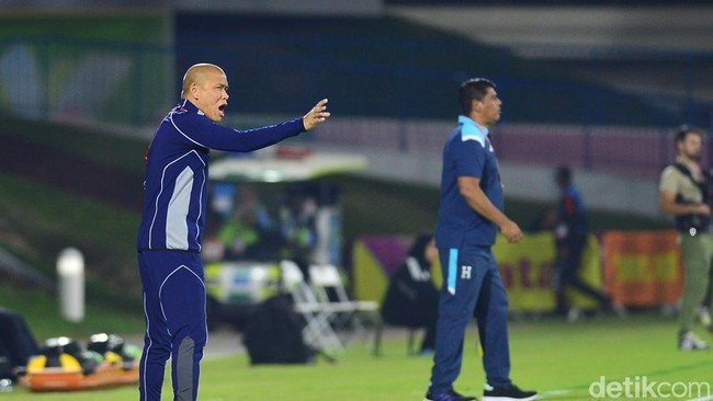 Timnas Indonesia U-17 mencetak sejarah dengan kemenangan perdana di Piala Dunia U-17 2025. PSSI harus fokus pada pembinaan untuk mencapai Piala U-20 2027.