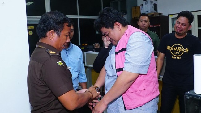 Analis Kredit Bank Sumut ditahan Kejati Sumut terkait dugaan korupsi pencairan kredit yang merugikan negara Rp2,2 miliar.