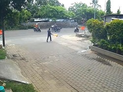 Video CCTV: Pemotor di Bekasi Dihadang Perampok, Rp 450 Juta Nyaris Raib!