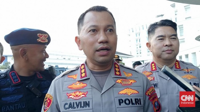 Penyidik Polrestabes Medan mendalami rekaman CCTV terkait kebakaran rumah hakim Khamozaro Waruwu. 49 saksi diperiksa untuk mengungkap kasus ini.