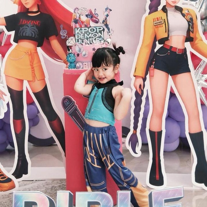 <p>Di hari spesial ulang tahunnya, Bible berdandan menjadi karakter Zoe dari film animasi <em>Kpop Demon Hunters</em>. Tak hanya bajunya yang menarik perhatian, Bunda, rambutnya pun tampak menggemaskan dengan gaya dicepol dua. (Foto: Instagram @felicyangelista_)</p>