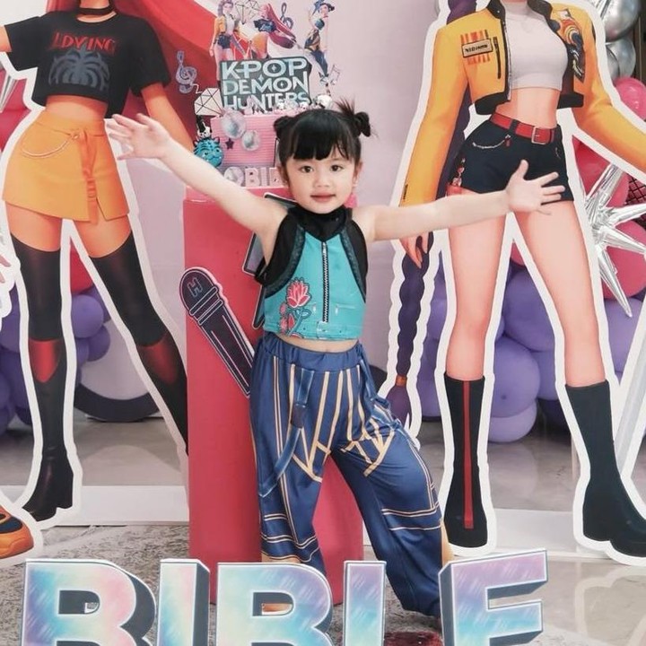 <p>Bible berdandan seperti ini karena ia sangat menyukai karakter di film <em>Kpop Demon Hunters</em> lho, Bunda. "<em>BIBLE TURNS 4</em>! Sesuai doa nya kaka <em>@graziellabible_</em> ke Tuhan Yesus, Bible mau rayain <em>birthday</em> nya jadi Zoe karena dia suka banget sm Golden (<em>Kpop Demon Hunters</em>). Semoga kayak Huntrix, membasmi yang jahat2, Bible jg bisa tumbuh jadi anak terang ya ditengah kegelapan!" tulis Felicya melalui unggahannya di Instagram. (Foto: Instagram @felicyangelista_)</p>