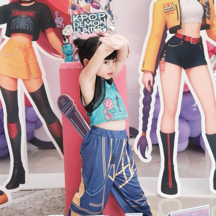 <p>Definisi gemas total, Bible tampak manis mengenakan&nbsp;atasan biru dipadukan dengan celana panjang yang berwarna senada. Si Kecil ini tampaknya sudah pandai bergaya di depan kamera ya, Bunda. (Foto: Instagram @felicyangelista_)</p>