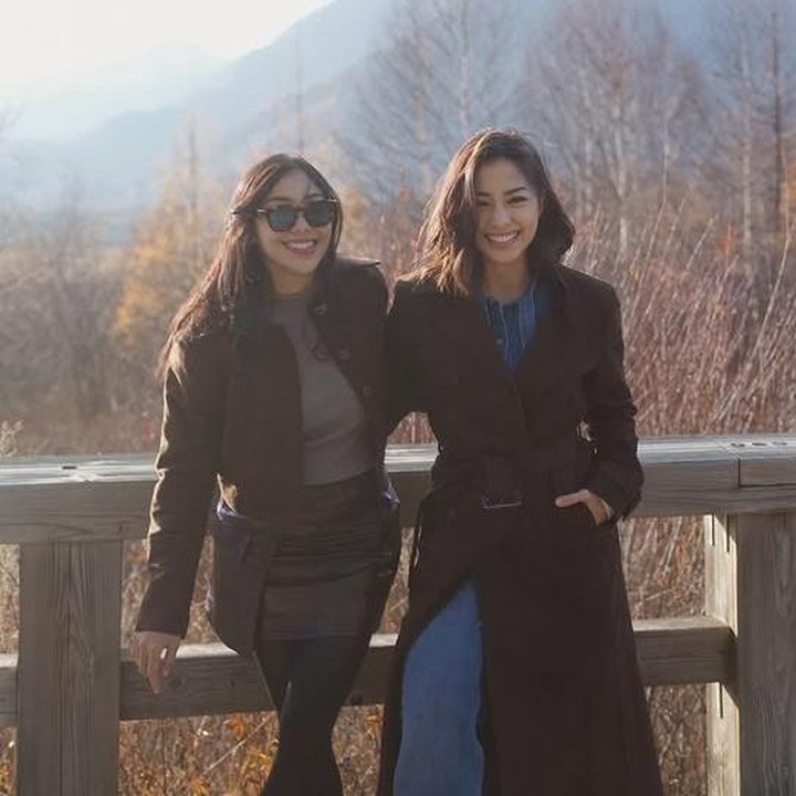 <p>Lewat unggahan di Instagram miliknya, Nikita membagikan sejumlah potretnya selama berada di Negeri Sakura. Salah satunya memperlihatkan momen dirinya berpose cantik bersama Nona Willy dengan mengenakan&nbsp;<em>outfit</em> yang senada, Bunda. (Foto: Instagram @nikitawillyofficial94)</p>