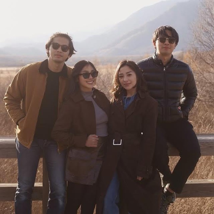 <p>Nikita Willy kini tengah menikmati liburannya di Jepang, Bunda. Tak sendirian, artis cantik ini pergi bersama sang suami, Indra Priawan, serta anak sulungnya, Issa Xander. Liburannya kali ini juga semakin seru karena adik Nikita Willy, Nona Willy, juga ikut bersama dengan suami dan anaknya, Bunda. (Foto: Instagram @nikitawillyofficial94)</p>