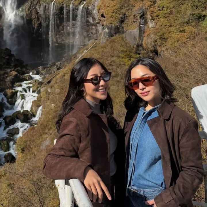 <p>Tak hanya itu, mereka juga sempat mengunjungi air terjun yang berada di kawasan Nikko, Jepang. Lagi-lagi, potret kebersamaan Nikita dan Nona Willy sukses menarik perhatian netizen. (Foto: Instagram @nikitawillyofficial94)</p>