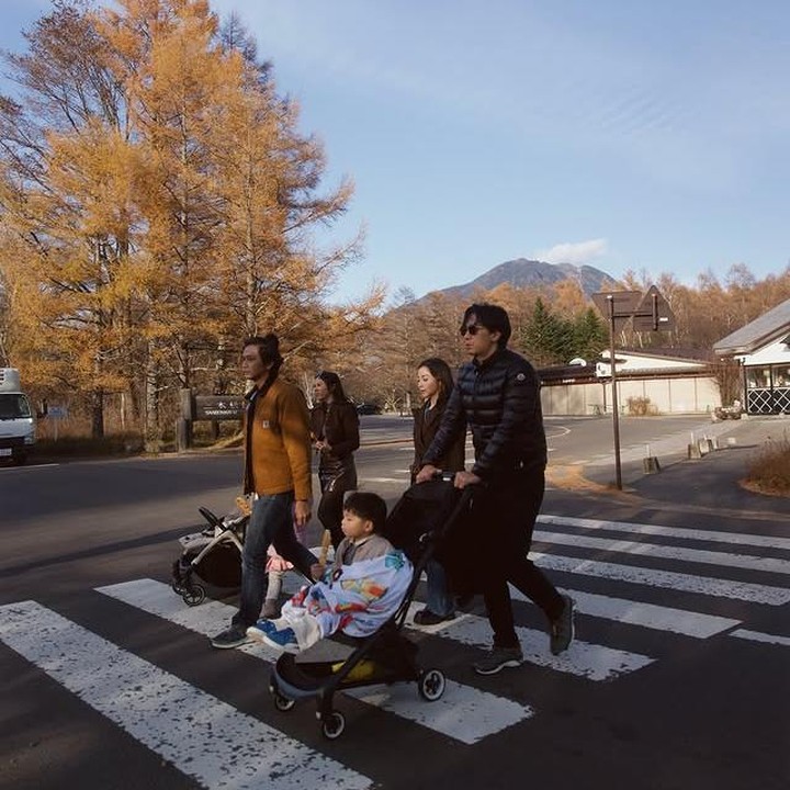 <p>Melihat kebersamaan keluarga ini, tak sedikit netizen yang memberikan komentar dan ikut merasa bahagia melihat keharmonisan mereka, Bunda. "Ikut bahagia liat keluarga ini," kata <em>@bec****</em>. "<em>Sibling goals</em> yaaa," tulis <em>@fya****</em>. "Sayang banget sama keluarga iniii. Bahagia sehat selalu," tambah <em>@ind****</em>. (Foto: Instagram @nikitawillyofficial94)</p>