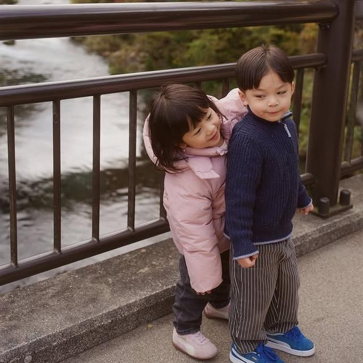 <p>Momen yang tak kalah menggemaskan terlihat saat Issa Xander berpose bersama anak sulung Nona Willy, Mikaila. Keduanya tampak kompak dan ceria di depan kamera, Bunda. (Foto: Instagram @nikitawillyofficial94)</p>