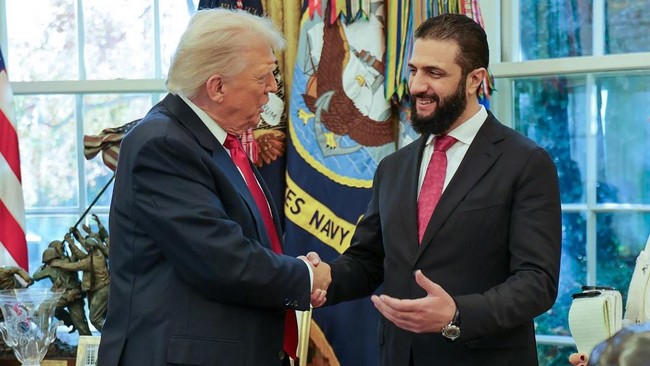 Presiden Suriah Ahmed Al Sharaa untuk pertama kalinya menginjakkan kaki di Gedung Putih dan temu Presiden Donald Trump usai dicopot dari daftar teroris AS.