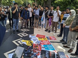 Puluhan Jurnalis Mataram Demo Tolak Gugatan Menteri Amran ke Tempo