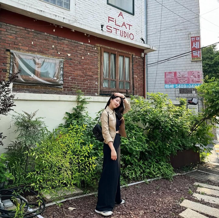 <p>Ia cukup sering mengabadikan kegiatan sehari-hari sambil menampilkan <em>outfit out the day</em> (OOTD). Misalnya saja seperti foto berikut ini, dengan rambut panjang yang tergerai, ia tampil kece dengan <em>outfit</em> simpel. Yejin terlihat mengenakan kaus dan celana hitam, kemudian dibalut dengan <em>outer</em> berwarna cokelat.&nbsp;(Foto: Instagram @yjiinp)</p>