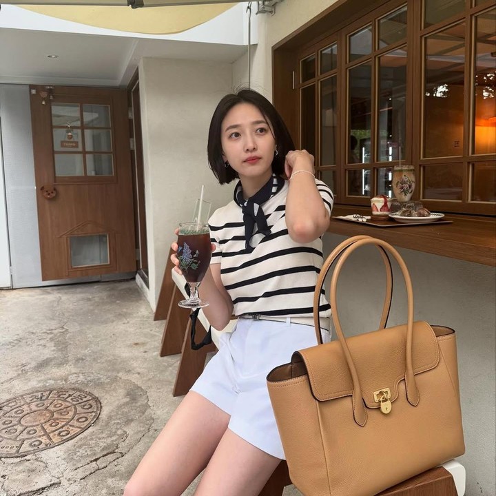 <p>Dengan gaya rambut pendeknya, Yejin juga terlihat cantik dan modis, bukan, Bunda? Ia tampil mengenakan kaus <em>stripes</em> dan celana pendek putih saat bersantai minum kopi di akhir pekan. &ldquo;Selamat hari minggu untuk gadis cantik di sana. terlihat cantik, sayang kamu,&rdquo; tulis akun <em>@yejinzw****.</em> &ldquo;cantik bangett rambut pendekk,&rdquo; tulis akun <em>@dwarl****.&nbsp;</em>(Foto: Instagram @yjiinp)</p>