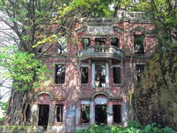 Rumah Mewah Peninggalan Tuan Tanah yang Menyimpan Kisah Mistis