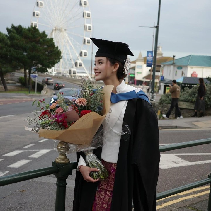 <p>Kekasih Azriel Hermansyah ini juga tampil menawan di hari kelulusannya itu, Bunda. Ia mengenakan <em>blouse </em>berwarna putih dan rok batik merah muda, yang dibalut dengan toga wisudanya.&nbsp;(Foto: Instagram @ssarah_menzel)</p>