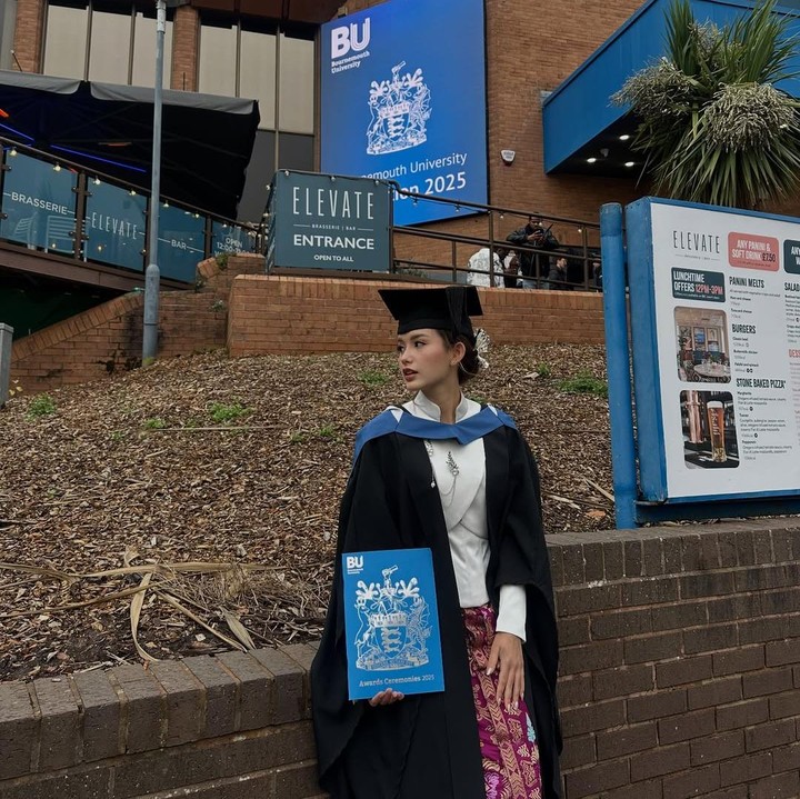 <p>Momen itu dibagikan langsung oleh Sarah melalui beberapa foto yang diunggah di akun Instagram pribadinya. &ldquo;Resmi Keluar dari Uni,&rdquo; tulis Sarah, dikutip dari laman Instagram <em>@ssarah_menzel,</em> Selasa (11/11/2025).&nbsp;(Foto: Instagram @ssarah_menzel)</p>