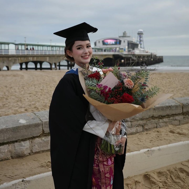 <p>Sambil menggenggam sebuah buket bunga besar, Sarah tak bisa menyembunyikan perasaan bahagianya yang kini telah resmi lulus dari jurusan International Hospitality and Tourism Management di universitas tersebut.&nbsp;(Foto: Instagram @ssarah_menzel)</p>