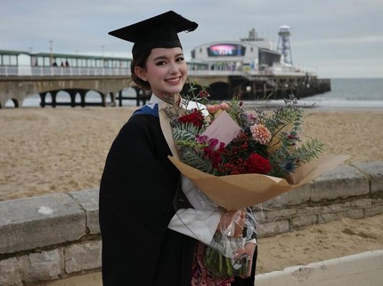 Potret Kelulusan Sarah Menzel Kekasih Azriel Hermansyah dari Universitas di Inggris