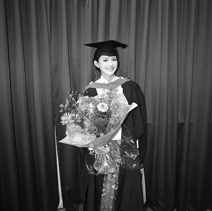 <p>Tentu saja unggahan itu menuai komentar publik yang berbondong-bondong memberikan ucapan selamat. &ldquo;Selamat sayangg,&rdquo; tulis Azriel. &ldquo;Selamat saya. Selamat hari kelulusan,&rdquo; tulis Ashanty. &ldquo;Selamat buat Sarah sukses ya sayang,&rdquo; tulis akun <em>@ddart****.&nbsp;</em>(Foto: Instagram @ssarah_menzel)</p>