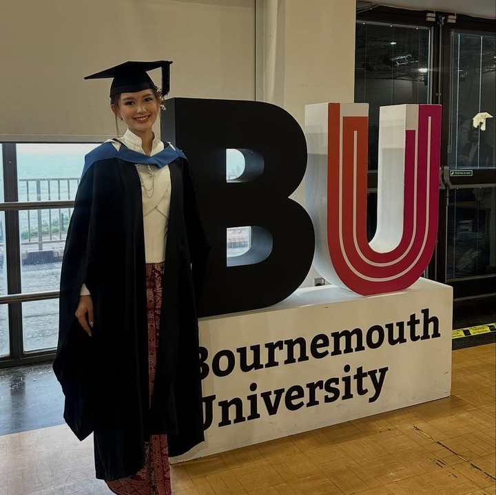 <p>Kebahagiaan tengah menyelimuti Sarah Menzel yang kini telah menyelesaikan pendidikan perguruan tingginya di salah satu universitas di Inggris, yaitu Bournemouth University. (Foto: Instagram @ssarah_menzel)</p>