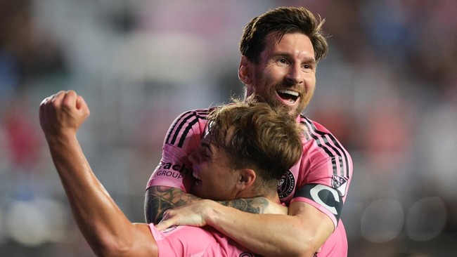 Lionel Messi mencetak dua sejarah setelah mengantar Inter Miami lolos ke semifinal wilayah timur MLS Cup usai menang 4-0 atas Nashville, akhir pekan lalu.