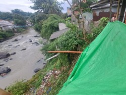Tebing Sungai Cisadane Bogor Setinggi 8 Meter Longsor Imbas Hujan Deras