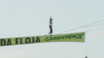 Momen Aktivis Greenpeace Jalan di Atas Tali, Protes COP30