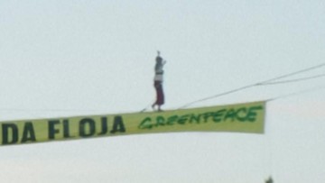Momen Aktivis Greenpeace Jalan di Atas Tali, Protes COP30