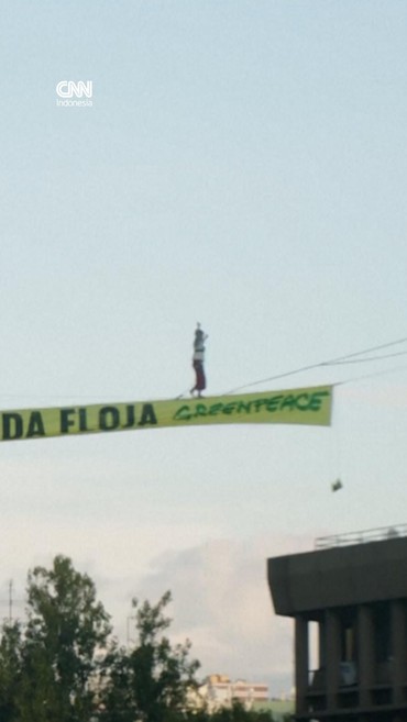 Momen Aktivis Greenpeace Jalan di Atas Tali, Protes COP30