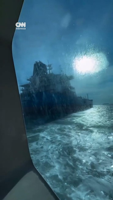 Detik-detik Tabrakan Kapal Feri dengan Tanker di Perairan Singapura