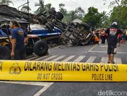 Truk Tangki Solar Terguling di Kalijambe Purworejo, 1 Korban Masih Terjepit