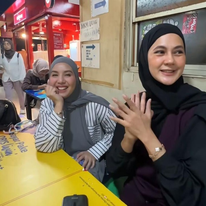 <p>Kebersamaan itu terlihat begitu hangat dan penuh canda tawa. Tya dan Paula tampaknya bukan tipe sahabat yang jaga <em>image</em> alias jaim. Sebab, mereka tampak lepas saat menetertawakan satu sama lain.&nbsp;(Foto: Instagram @tya_ariestya)</p>