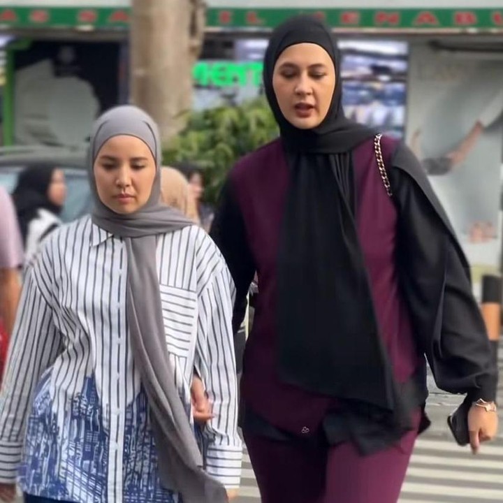 <p>Sejumlah artis diketahui memiliki hubungan pertemanan yang akrab, salah satunya Paula Verhoeven dan Tya Ariestya. Lebih dari sekadar teman arisan, keduanya kerap meluangkan waktu bersama, di luar kesibukan masing-masing. (Foto: Instagram @tya_ariestya)</p>