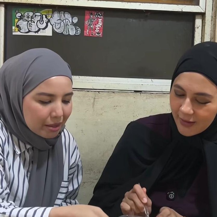 <p>Dalam unggahan tersebut, keduanya tampak antusias menjelajahi berbagai gerai makanan untuk memilih hidangan yang akan disantap bersama, Bunda. &ldquo;<em>Quality time</em> dulu kita, gak jauh-jauh makaaannn ajaaaaa<em> @paula_verhouven,</em>&rdquo; tulis Tya, dikutip dari laman Instagram pribadi <em>@tya_ariestya,</em> Selasa (11/11/2025).&nbsp;(Foto: Instagram @tya_ariestya)</p>