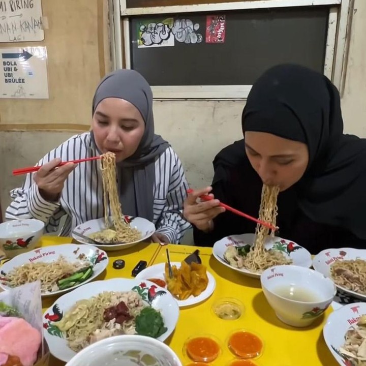 <p>Pertemanan mereka tentunya mencuri perhatian publik. Bahkan, tak sedikit juga rekan artis yang gemas melihat kebersamaan mereka, lho. &ldquo;gemasss kangeennnnn,&rdquo; tulis Zaskia Sungkar. &ldquo;Keliatan kompak bngat bestiii nya kak tya dan kak Paula,, semangat sehat selalu kaka cantik,&rdquo; tulis akun <em>@anita.sagi****.</em>&nbsp;&nbsp;(Foto: Instagram @tya_ariestya)</p>