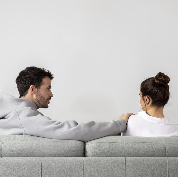 Tak semua bentuk perhatian yang kita berikan dapat diterima dengan cara yang sama oleh setiap orang. Itulah sebabnya kita perlu memahami alasan orang menjauh meski niat kita baik. Dengan begitu, kita bisa belajar menjaga hubungan tanpa membuat orang lain merasa terbebani.