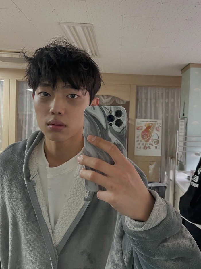 Alasan utama pesan Nam Ki Jeong yang menunjukkan rasa tertariknya kepada protagonis utama perempuan, Song Woo Yeon diabaikan adalah karena ejaan kata tidak biasa dan menyebabkannya tantrum semalaman, Beauties./ Foto: instagram.com/aim0__2