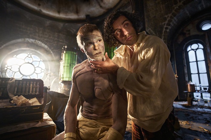 Alexandre Desplat sukses menghidupkan adegan Frankenstein (2025) lewat skoring musiknya yang menyentuh dan memberi makna tersendiri dari setiap adegan di film./ Foto: Netflix.com