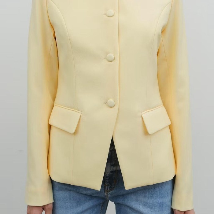 Blazer ini terbuat dari material high quality polycotton dengan furing dan padding bahu permanen. Potongannya tailored fit, mengikuti bentuk tubuh dengan garis jahitan vertikal di bagian depan yang memberi efek ramping dan rapi.